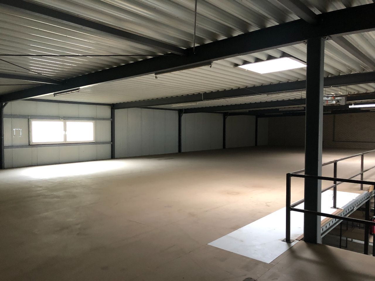 Lagerbühne (ca. 420 qm) - (Traglast: 300 kg/qm) - (mit 6 Metall-Doppel-Regalen + 2 Treppen) - (abgebaut) - (Startpreis: 1.900,00 EUR)