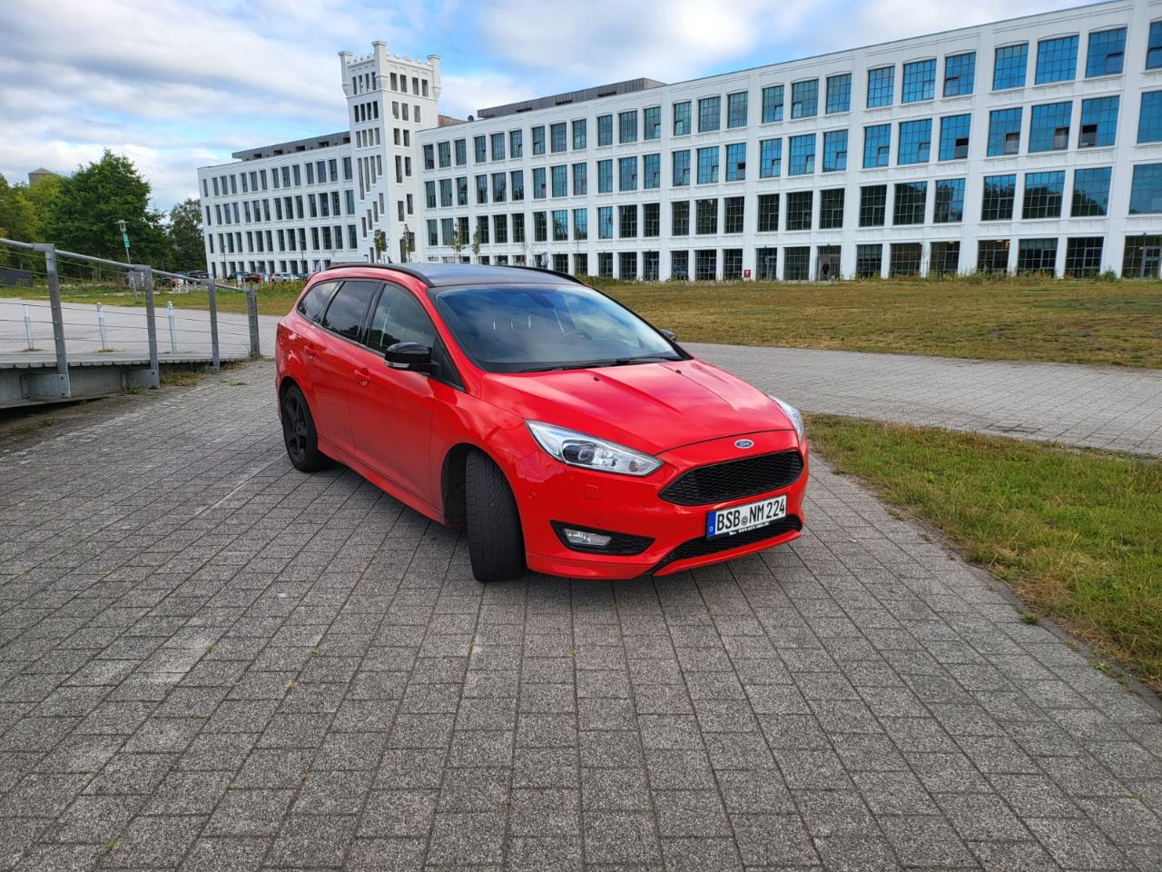 Kombilimousine (Ford, Focus 1.5 EcoBoost) - (EZ: 10. Mai 2016) - (Benziner) - (Laufleistung: 91.217 km) - (Scheckheftgepflegt) - (Differenzbesteuerung) - (Startpreis: 3.000,00 EUR)