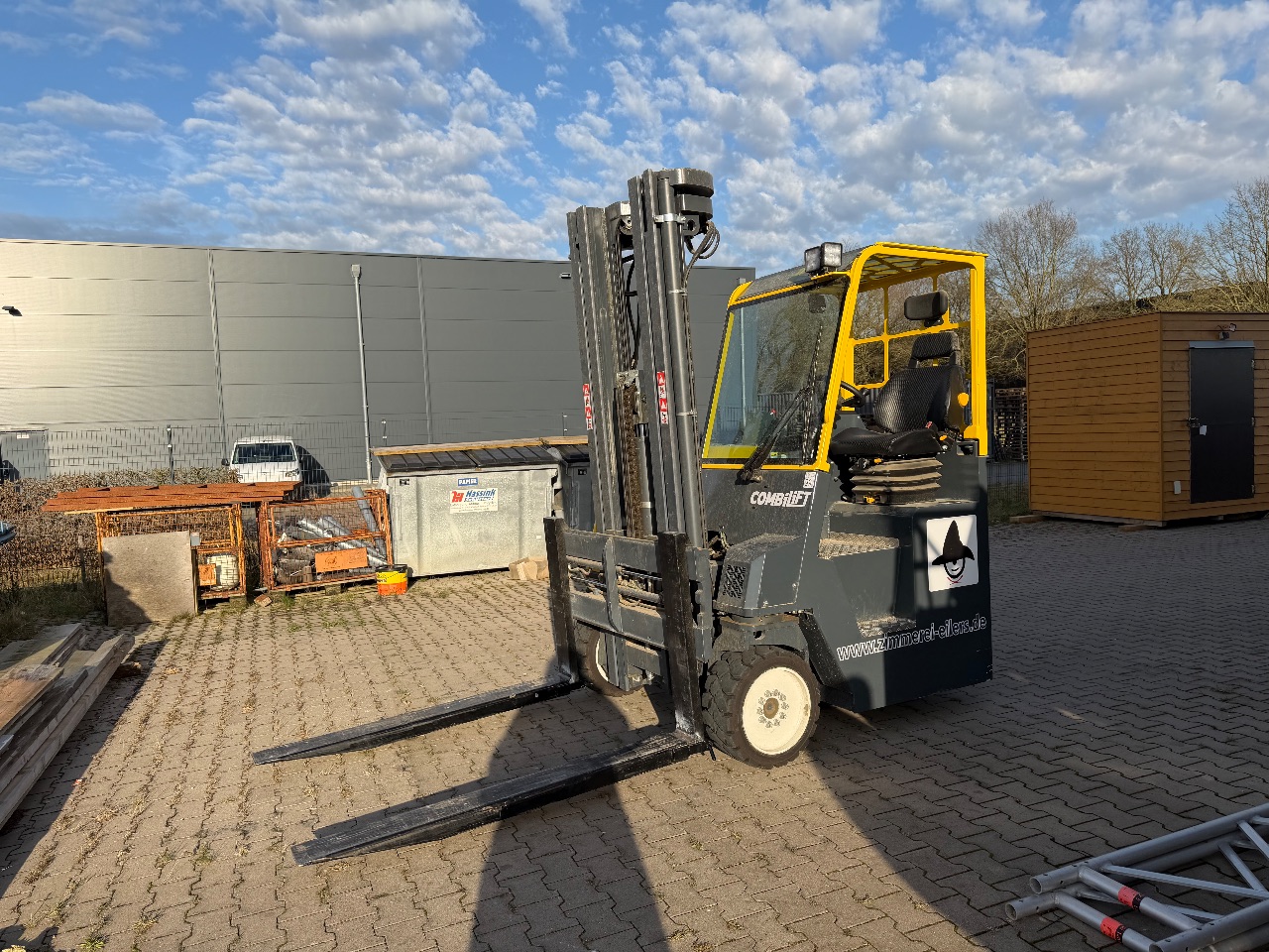 Treibgas-Vierwegegabelstapler (Combilift, CB 4000) - (Bj.: 2021) - (4000 kg) - (Die Abholung kann erst am 17.03.2026 in der Zeit von 09.00 Uhr 09.15 Uhr erfolgen, da der Stapler zur Abholung benötigt wird)