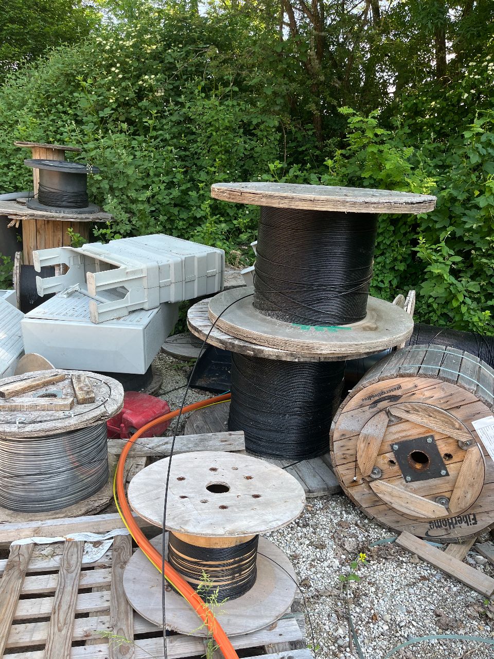 Posten Warenvorräte (Glasfasertechnik) - (Rohre 1808 m) + (13.225 m Kabel) - (kompl. Beräumung der ersteigerten Bestände) - (Startpreis: 900,00 EUR)