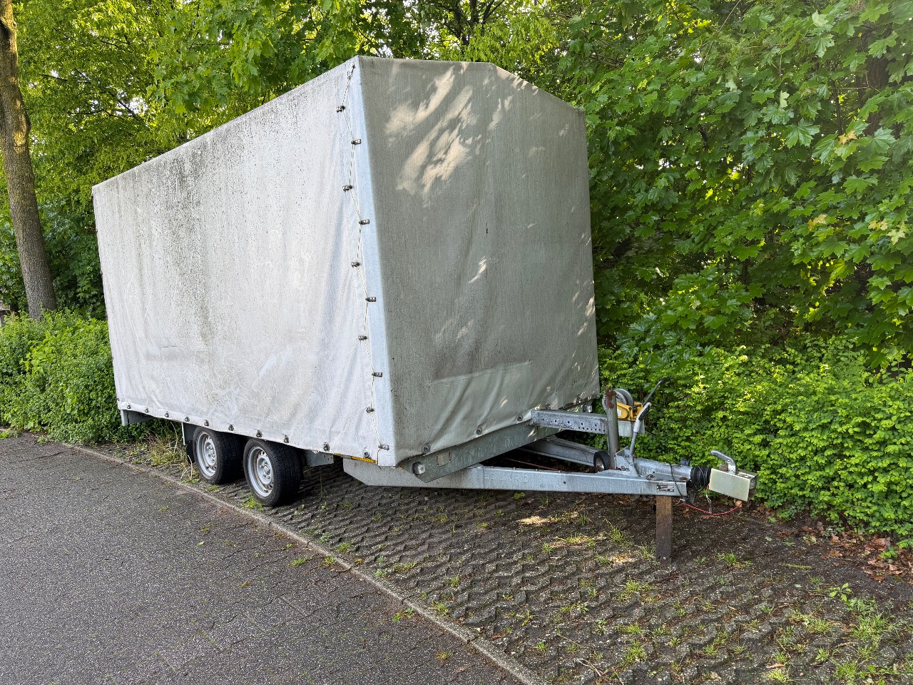 Anhänger mit Plane + Spriegel (2-Achser) - (Eduard, PL2720) - (EZ: 25. März 2011) - (2700 kg) - (mit 5 Öfen, Anschaffungen: ca. 2012) - (Details im Langtext)