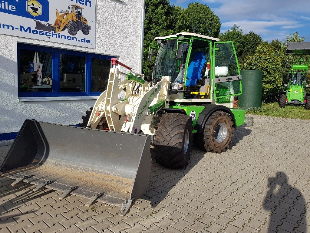 Radlader (neuwertig) - (Ferrum, DM416 X4 V2) - (Bj.: Mai 2020 - Endmo.: 2. Quartal 2022) - (Betriebsstd.: ca. 25) - (auf Sonderbreitreifen) - (inkl. Ladeschaufel, Schnellwechsler u. Palettengabel) - (ehem. Brutto-VK: 39.620,00 EUR) - (SP: 12.500,00 EUR)