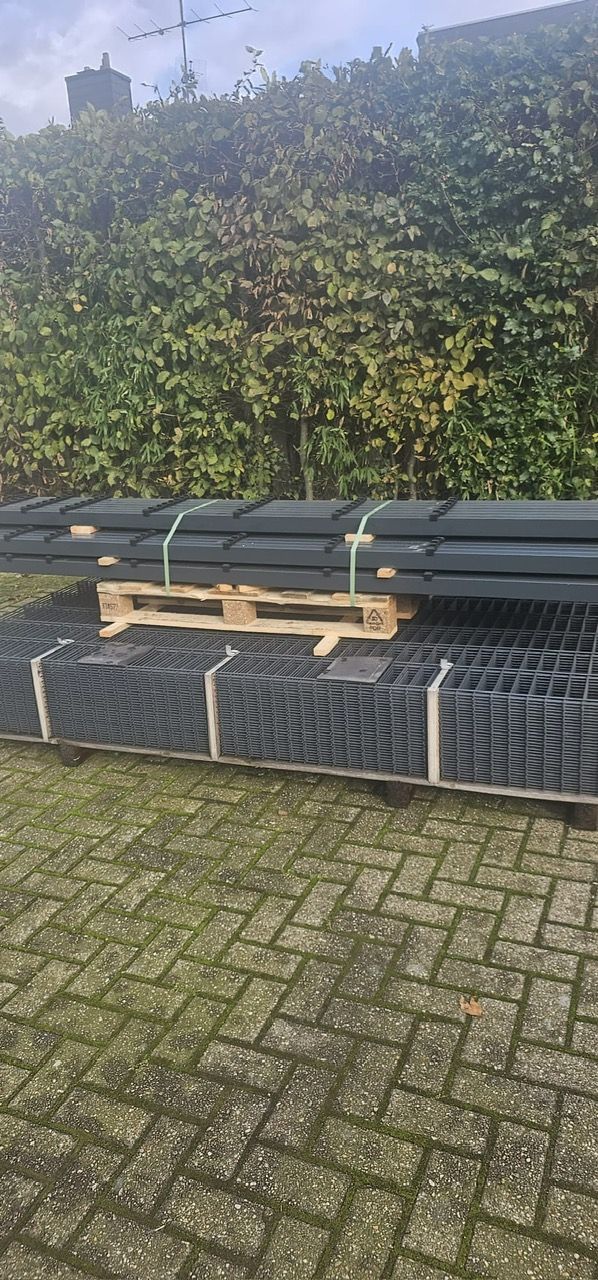 Posten Doppelstabmatten (30 Stück = 75 m), je 2,50 m (Höhe: je 2,03 m) - (Drahtstärke: 6/5/6) - (inkl. 31 Pfosten zum Einbetonieren) - (Farbe: RAL 7016 anthrazit)