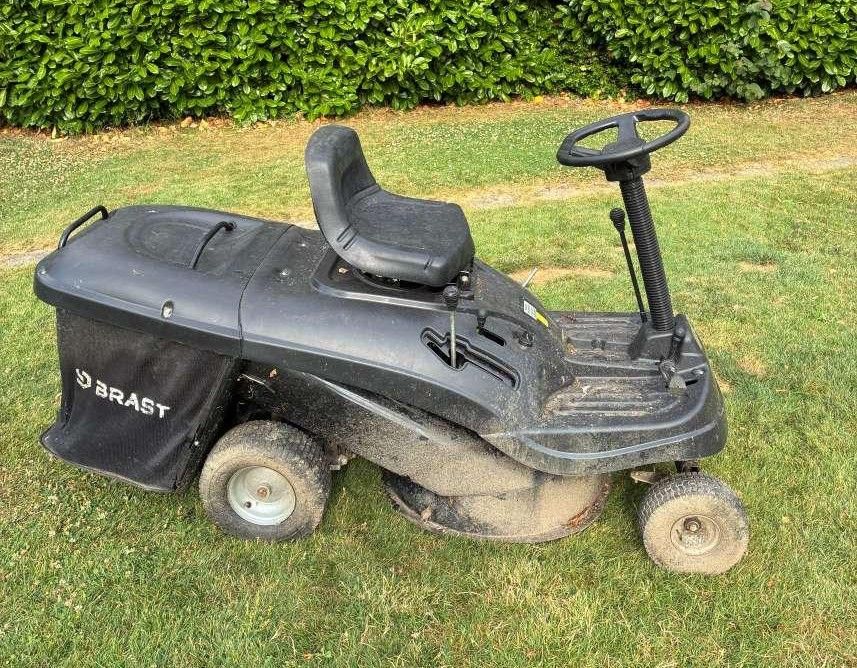 Rasentraktor (BRAST, BRB-RT-61196 ESTART) - (springt nicht an) - (Schnittbreite: 61 cm) - (Schnitthöhe: 35-75 mm) - (4-Takt-Motor luftgekühlt) - (Differenzbesteuerung) - (Startpreis: 150,00 EUR)