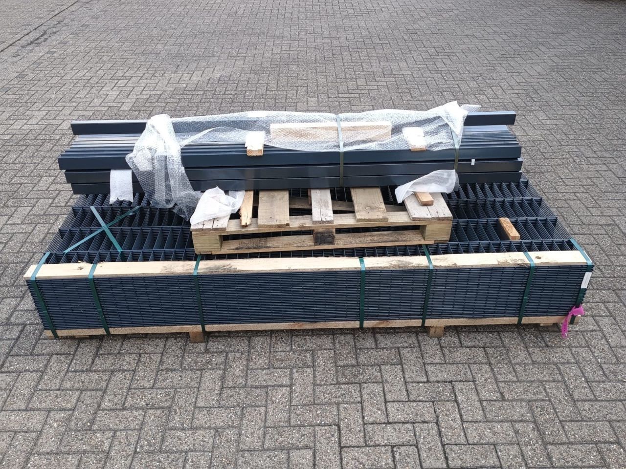 Posten Doppelstabmatten (30 Stück = 75 m) - (H: je 2,03 m) - (Drahtstärke: 6/5/6) - (inkl. 31 Pfosten etc.) - (anthrazit) - (Startpreis: 11,67 EUR pro m)