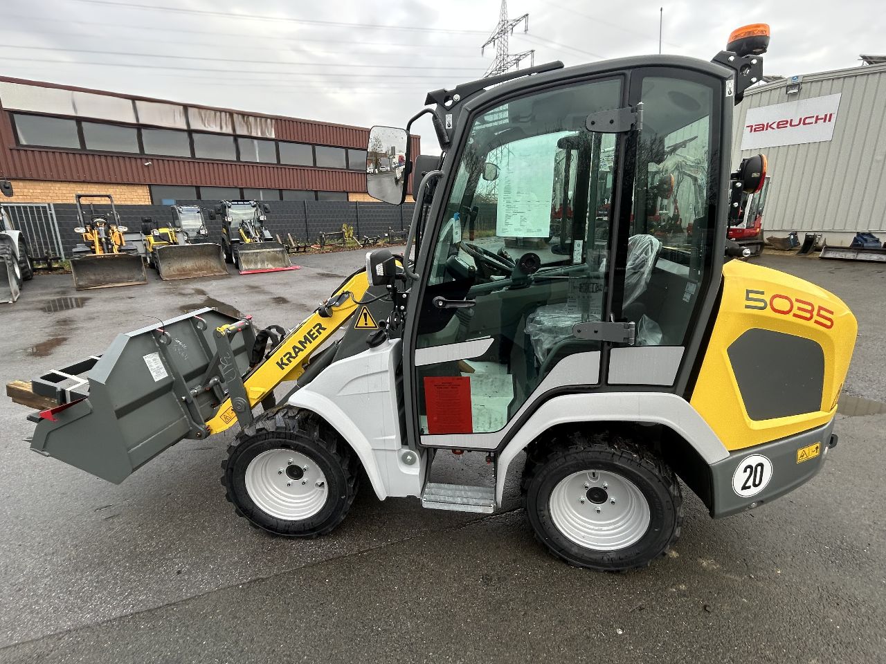 Radlader (Kramer, 3035) - (neuwertig) - (inkl. 800 mm-Stapeleinrichtung u. 1250 mm-Schaufel) - (Startpreis: 19.500,00 EUR)