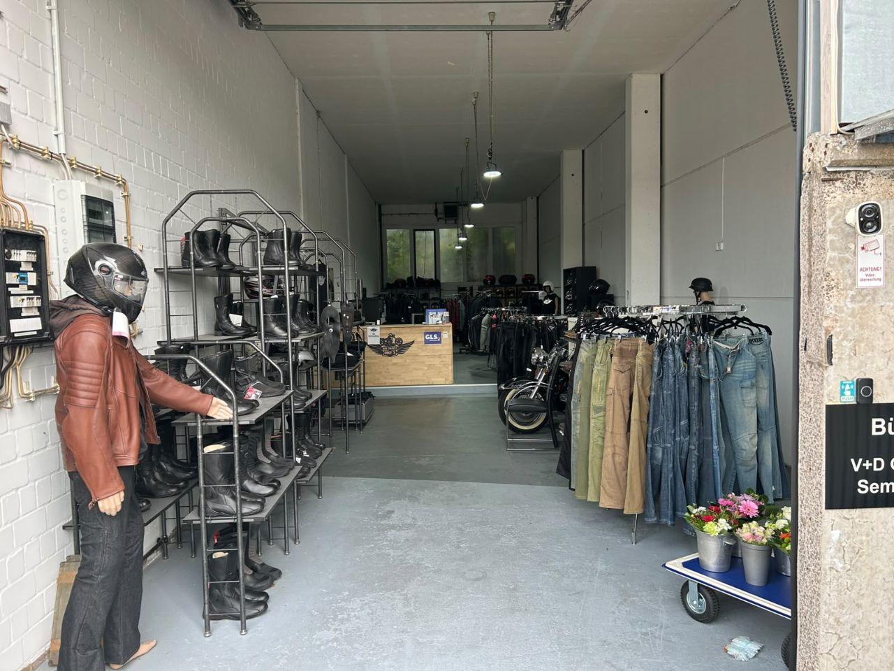 Posten Motorradbekleidung für Chopper-Fahrer (Retro) - (inkl. Ständer u. Regale) - (Startpreis: 9.500,00 EUR)