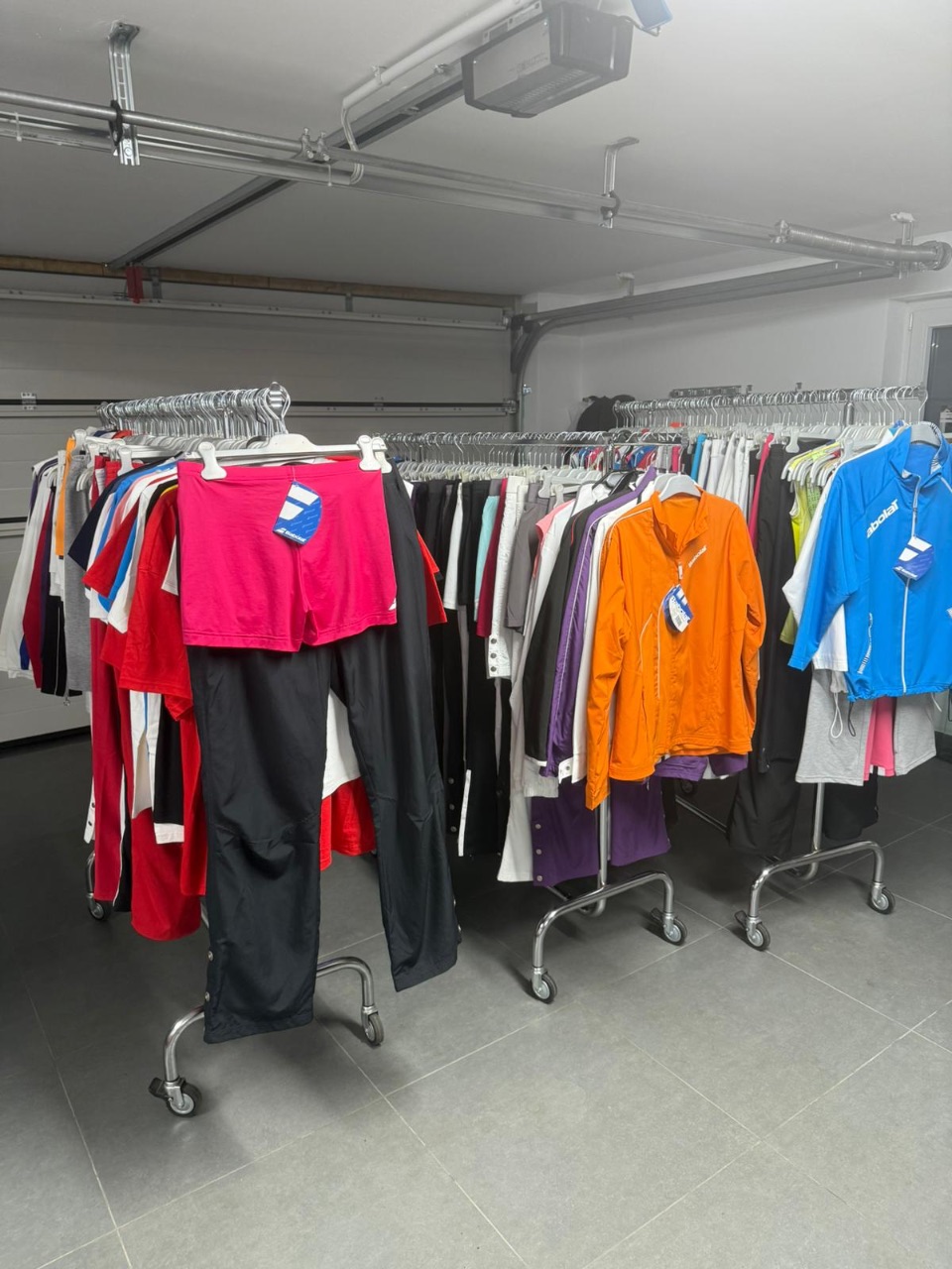 Posten Damen- und Herren Tennisbekleidung (ca. 300 Teile) - (in unterschiedlichen Größen) - (Startpreis: 2,00 EUR pro Teil)
