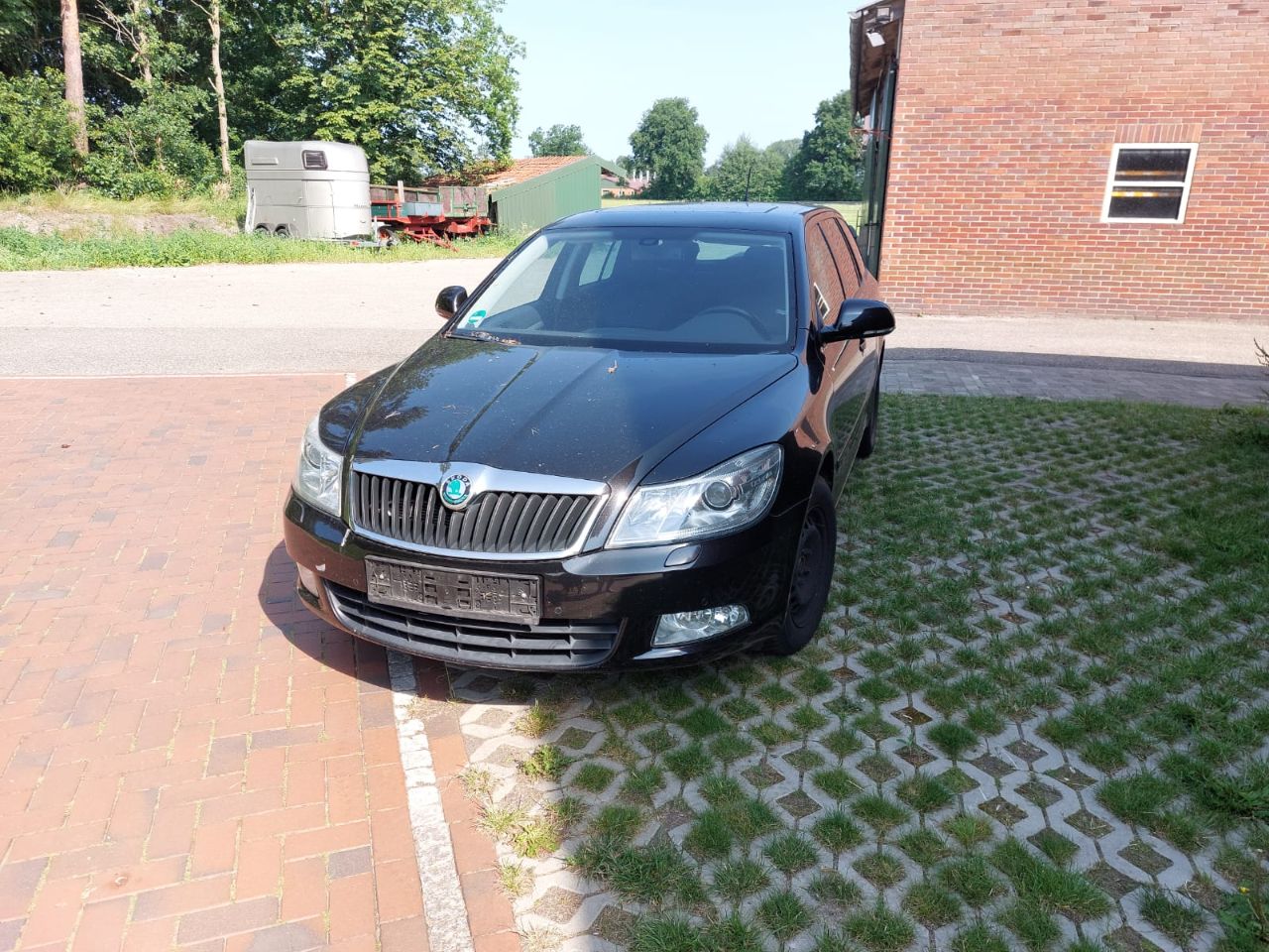 Kombilimousine (Skoda, Octavia) - (EZ.: 08. März 2011) - (206.494 km) - (Benziner) - (Differenzbesteuerung = Gebotspreise verstehen sich  zzgl. 18 % Courtage + zzgl. 19 % MwSt. auf die Courtage) - (Startpreis: 500,00 €)